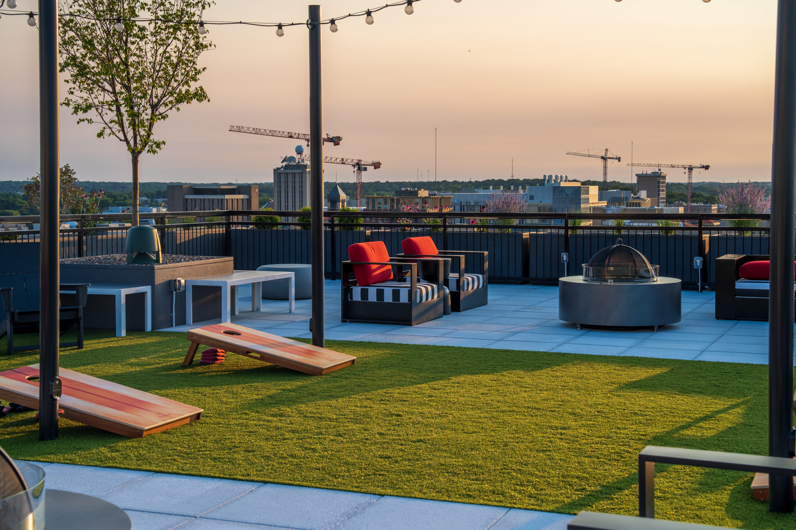 TM_Roof_Lounge–2 Rooftop lounge with bar seating, sofas, dining tables, and floor-to-ceiling city views.